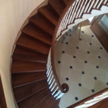 The staircase with walnut and a matt non-slip lacquer finish.